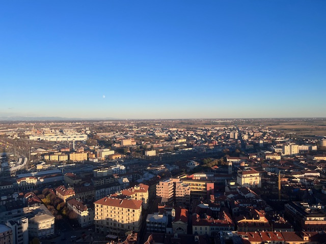 La vista dall'alto, quota 100 metri. In lontananza, si vedono i grattacieli di Milano e la Madonnina in cima al duomo.