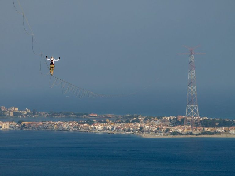 L’uomo che cammina sullo Stretto di Messina